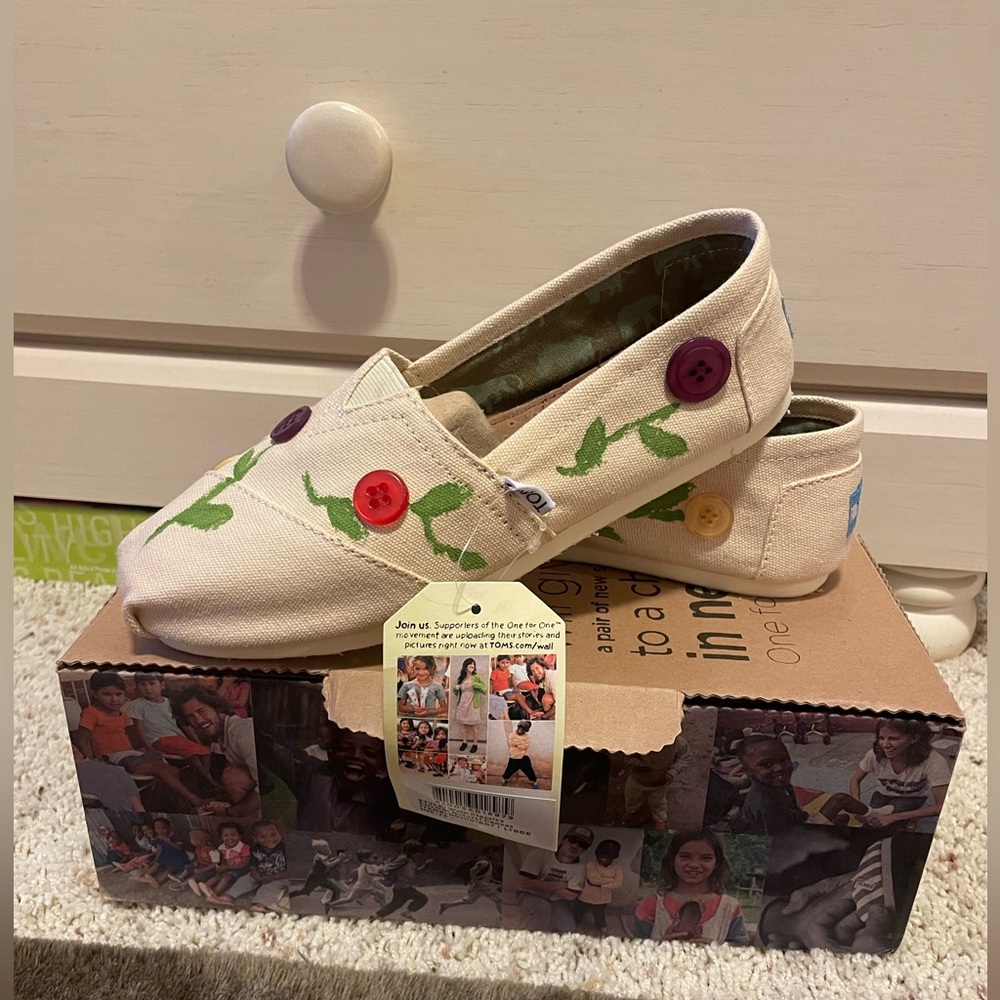 NWT RARE handpainted Classic Toms in Natural Canvas - size 7.5